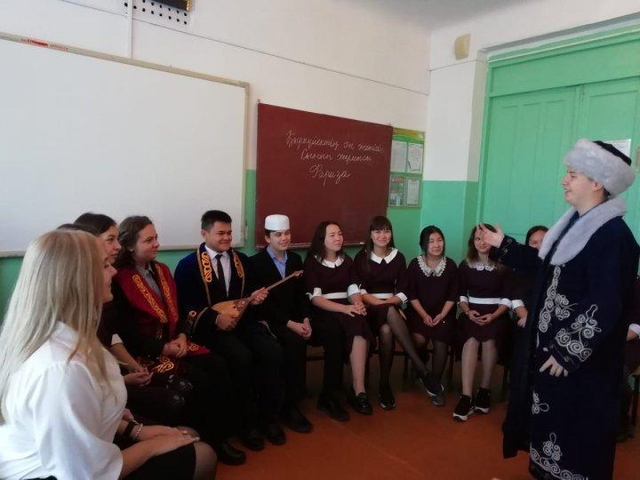 "Ақиық ақын Фариза Оңғарсынова" "Ақиық ақын Фариза Оңғарсынова"