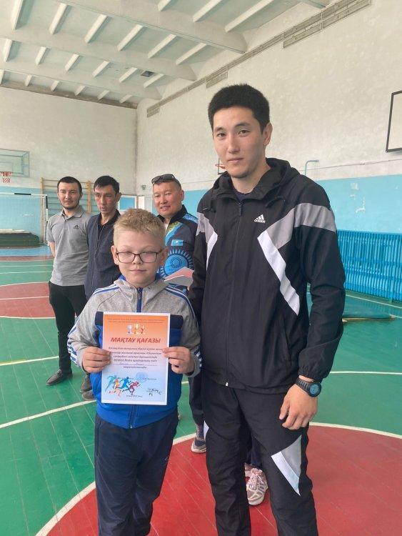 Қазақстан Республикасының бірлігі және балалар жылына арналған "Биіктікке секіруден" 5-6 сыныптар арасында мектеп біріншілігі өтті.
