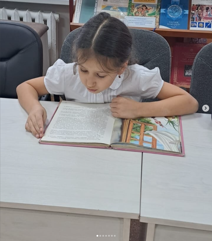 Школьная библиотека с учащимися 2«В» класса провели ГРОМКИЕ ЧТЕНИЯ. Цель громкого чтения — научить активно слушать, учат читать вдумчиво текст, читать откликаясь на прочитанное.