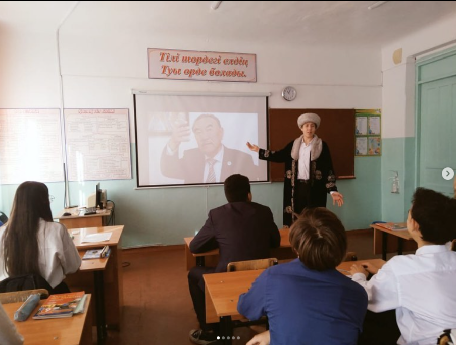 Қазақ тілі мен әдебиеті сабағында 9"в" оқушылары Шерхан Мұртазаның туғанына 90 жыл толуына орай "Өледі деуге болама ма, Өлмейтұғын артына сөз қалдырған"сабақ өтті