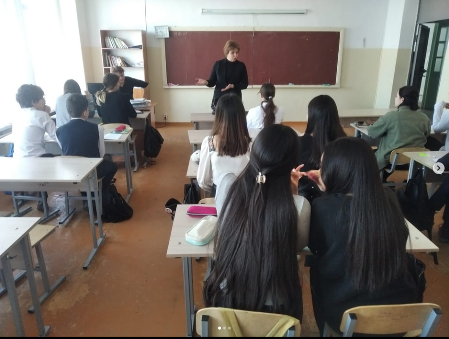 19.03.2025 күні “Политехникалық колледж” ұстазы мектебіміздің 9 сынып оқушыларымен кездесіп, колледж мамандықтары жайлы ақпарат берді