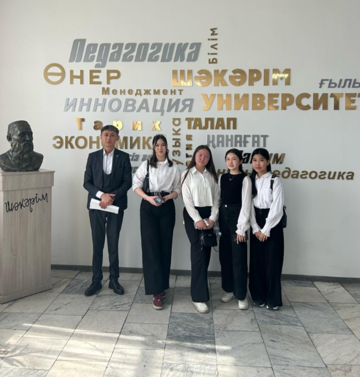 09.04.2025 күні мектебіміздің 10 сынып оқушылары қаламыздағы "Шәкәрім университетінің" ұйымдастыруымен өткен қалалық қаржылық сауаттылық олимпиадасына қатысты.