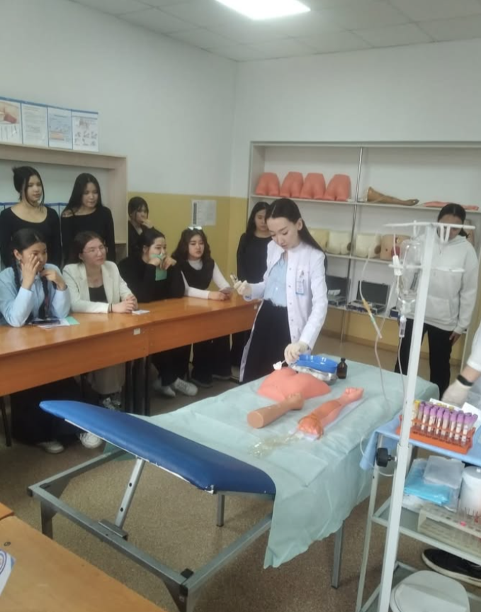 04.04.2025 күні мектебіміздің 9 сынып оқушылары қаламыздағы “Семей” медициналық колледжі “ мекемесіне ашық есік күніне профориентациялық экскурсиямен барып, колледж мамандықтарымен танысты.