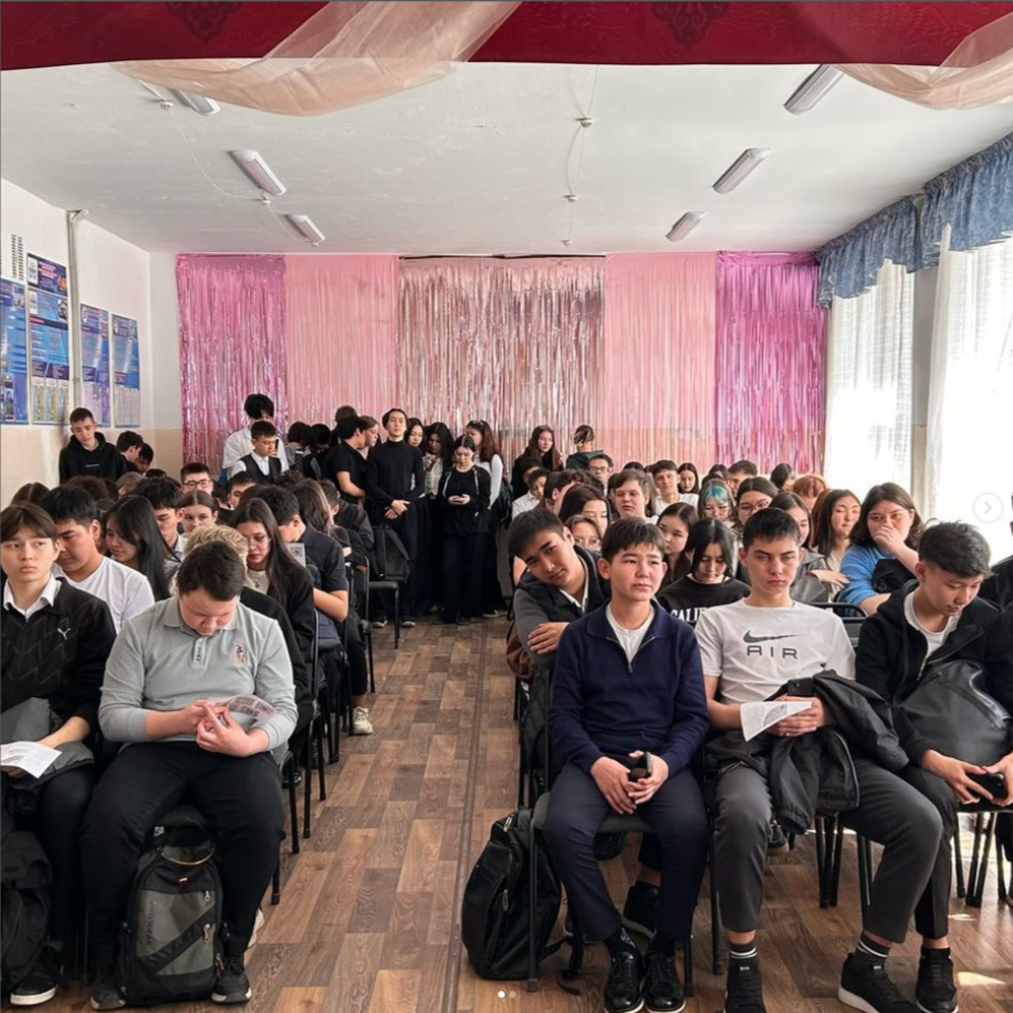 15.04.2025 күні "Семей көпсалалы колледжі" КМҚК ұстаздары мектебімізге келіп, 9 сынып оқушыларымен профориентациялық жұмыс жүргізді.