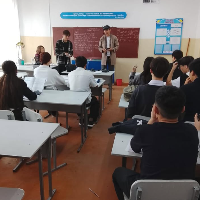 30.09.2025 года преподаватели «Высшего IT колледжа» нашего города посетили школу и провели профориентационную работу с учащимися старших классов.