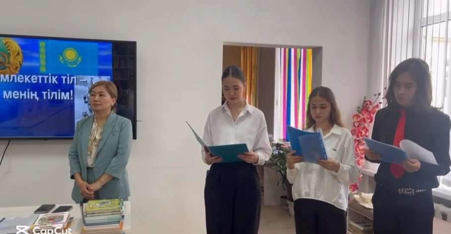 Мектебімізде 9 қыргүйек күні “Қазақстан халқы тілдері күні” мерекесіне орай өтетін “Тіл-ұлттың жаны” атты әдеби-сазды кеш өтті. Ұйымдастырушылар: қазақ, орыс және ағылшын тілі мұғалімдері.