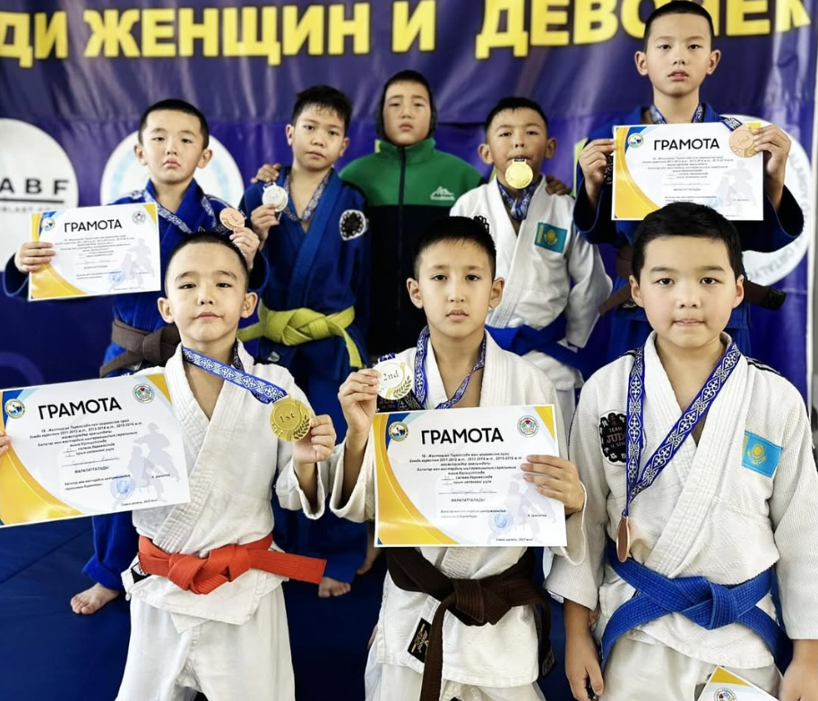 Дзюдо күресінен Абай облысының ашық біріншілігінен мектеп оқушылары жүлделі 🥇🥇🥈🥈🥉🥉🥉🥉орындарды иеленді. Жаттықтырушы Каримов А.Н