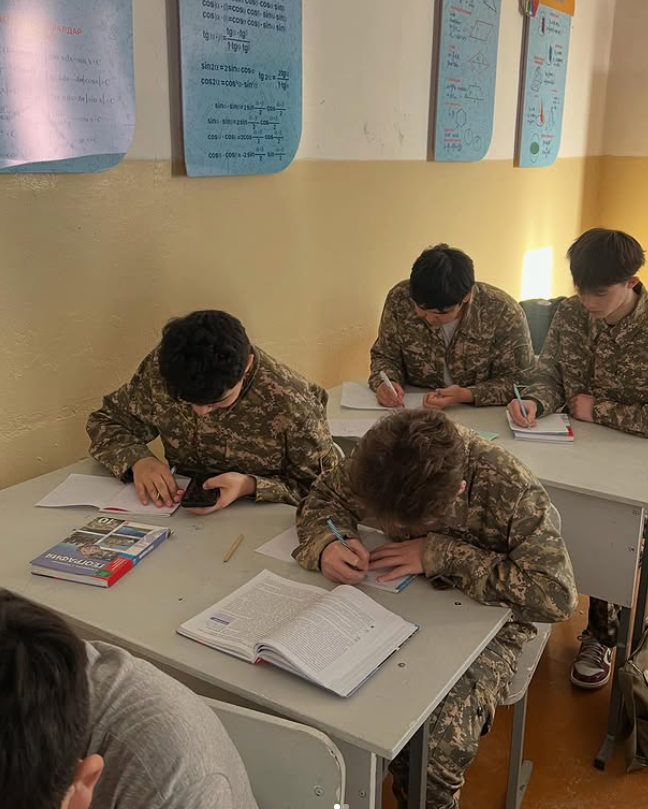 20 қараша мектебімізде “Полиция және балалар-бірге қауіпсіздік үшін” тақырыбында 7-11 сынып оқушылары арасында біріңғай мазмұндама жазу ұйымдастырылды.