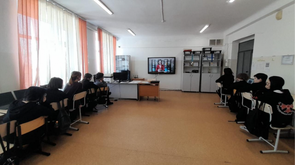 24 декабря школьникам были показаны информационные видеоматериалы по финансовой грамотности, адаптированные к возрасту.